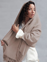 Load image into Gallery viewer, Big scarf 100% cashmere with fringes beige