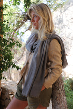 Load image into Gallery viewer, Wool degrade scarf, grey
